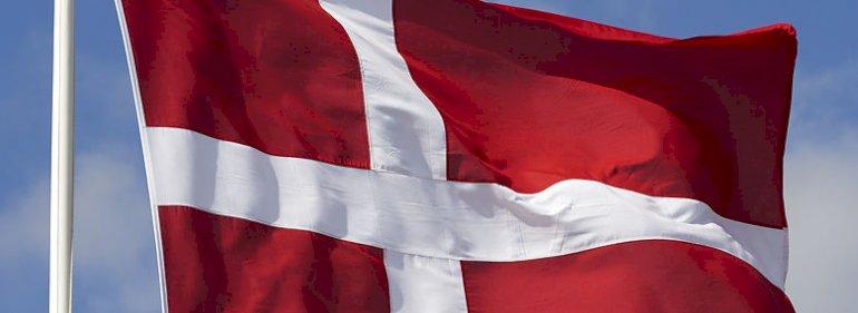 Dannebrog får Løkke til at opgive Vs partiledertale til Folkemødet