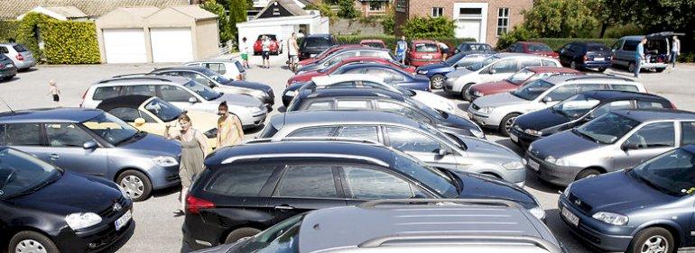 Sommervejr giver parkeringskaos