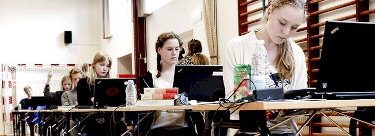 Ministeriet vil nu ringe rundt til skoler uden styr på 9. klassesprøver
