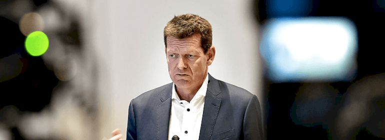 Han er ansigtet på kampen mod corona