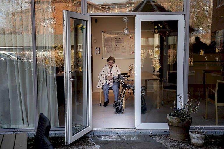 Nu tillader Aarhus udendørs besøg hos beboere på plejehjem
