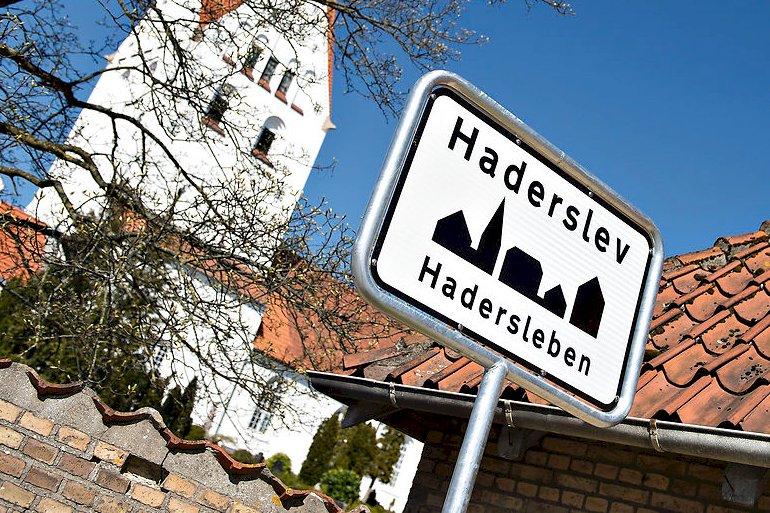 Haderslev skrinlægger tosprogede byskilte