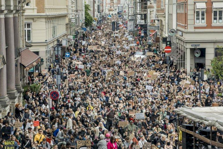 Mindst én coronasmittet med i demonstration med 15.000 deltagere