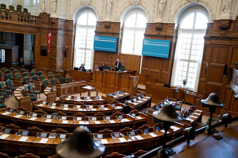 Folketinget sætter sig selv på pause efter coronaudbrud 