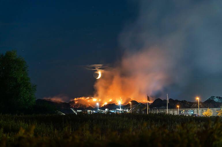 Brandvæsen skifter strategi efter otte ugers affaldsbrand