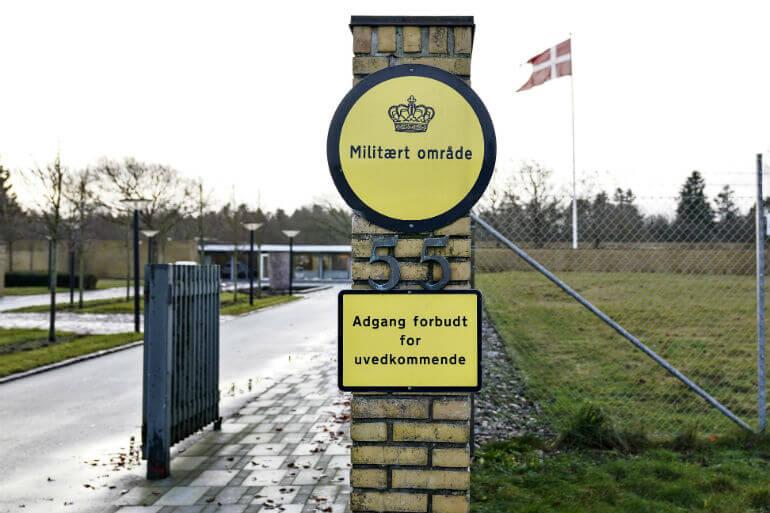 Forsvarsansat skal i fængsel for at modtage bestikkelse