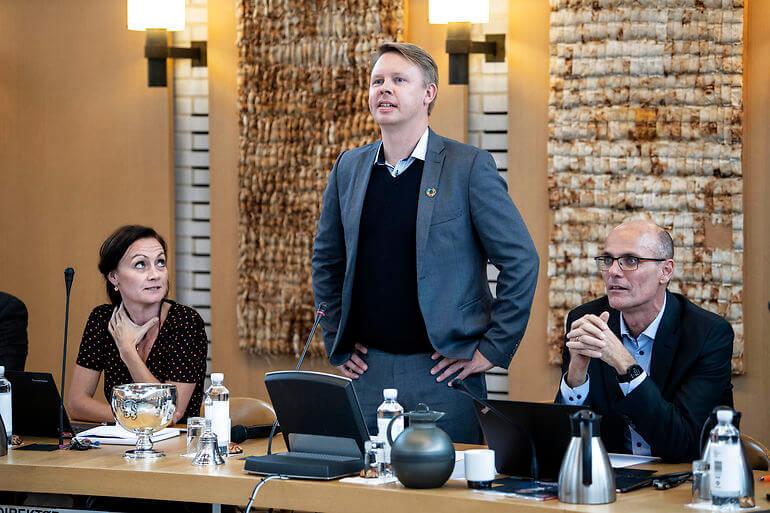 Politikere blev blot informeret om chefhjemsendelse