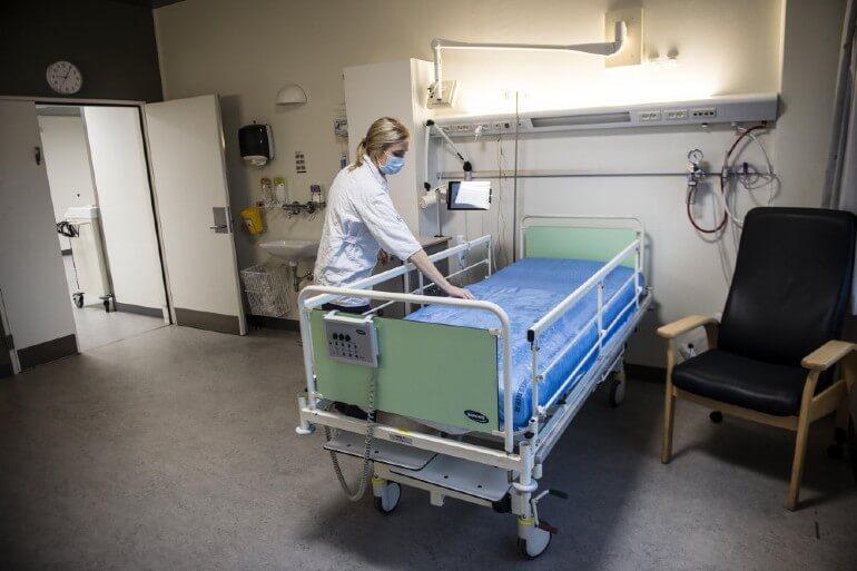 Stabil positivprocent og færre indlagt med corona