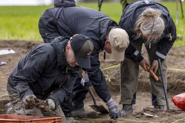 Danmarks hidtil største møntskat fundet med metaldetektor