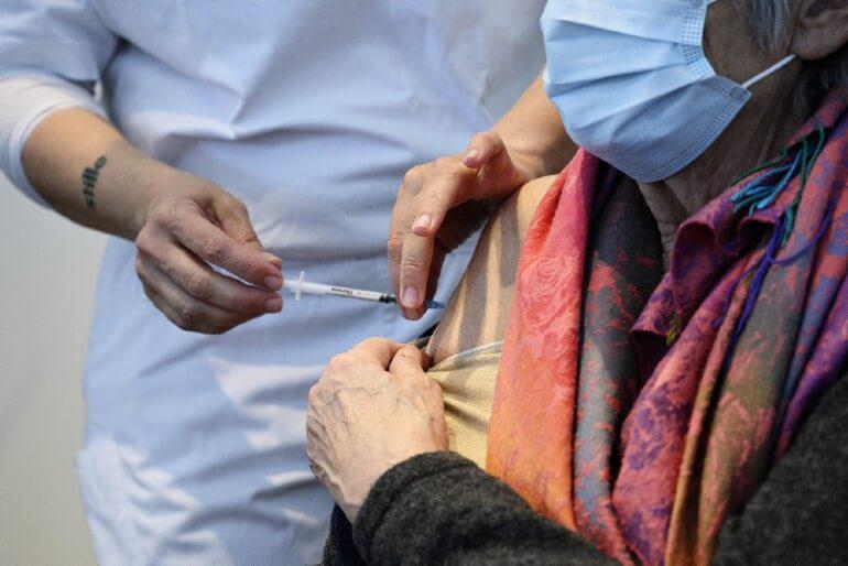 Faldende coronasmitte og igen lidt flere vaccinationer