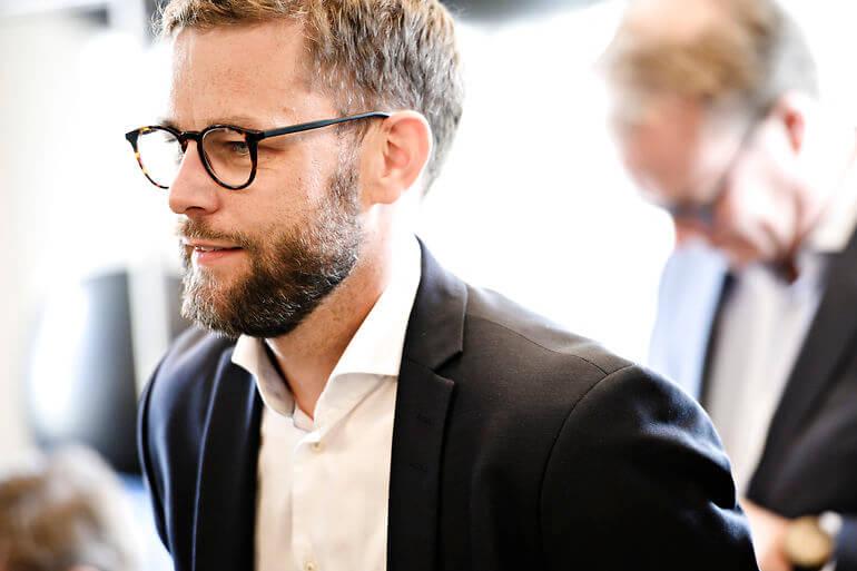 Minkkommissionen vil have gendannet stabschefs smser i minksag