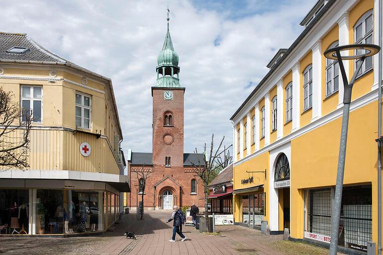 Regeringen vil have ungdomsuddannelser i flere byer