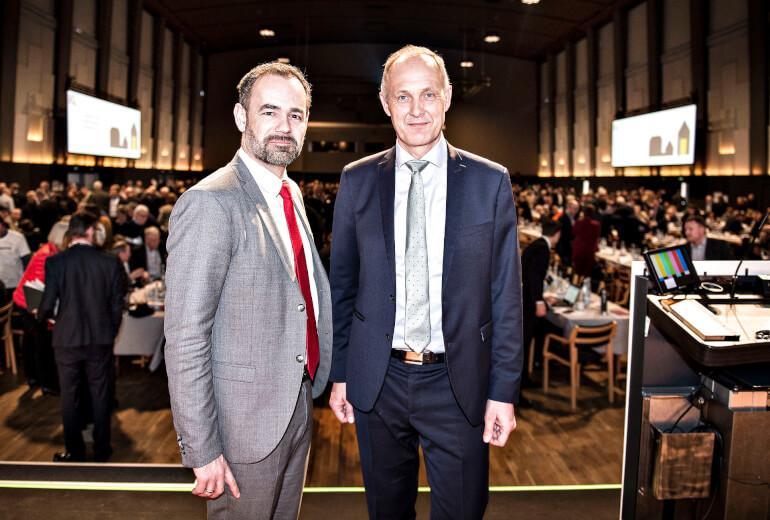 Mister sædet, men falder ikke ned af stolen