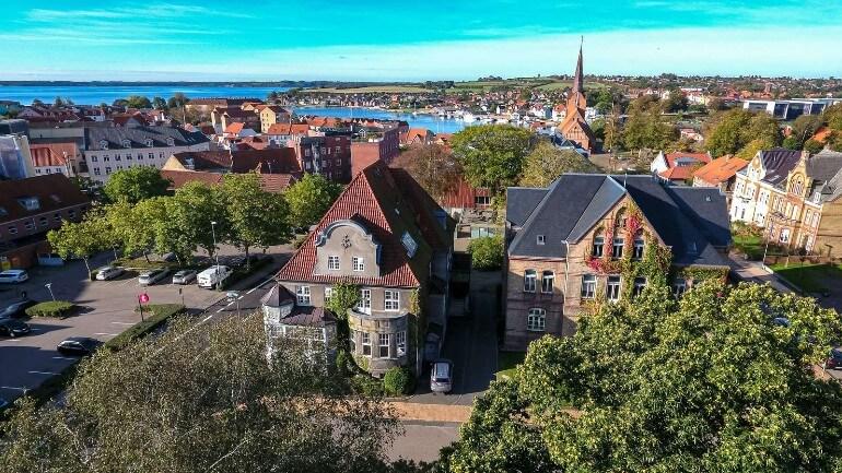 Sønderborg sikrer to markante byhuse mod ombygning