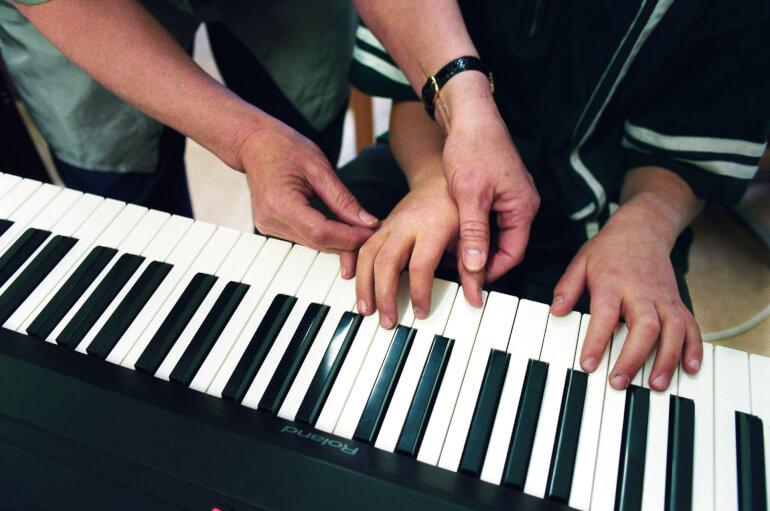 Flere børn med autisme skal have gavn af musikundervisning