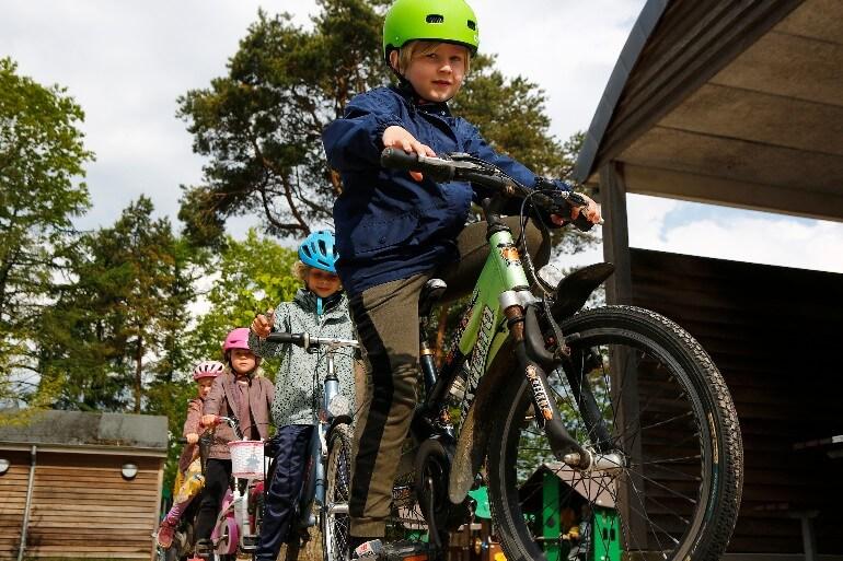 Færre børn cykler - nu skal de lege det ind i børnehaven