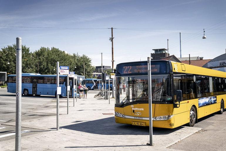 Regioner vil have penge til bus og tog med fra møde med minister