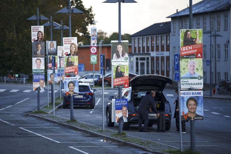 Valgplakater skal fjernes inden midnat: Ellers kan kommunerne udstede bøder til politikere 