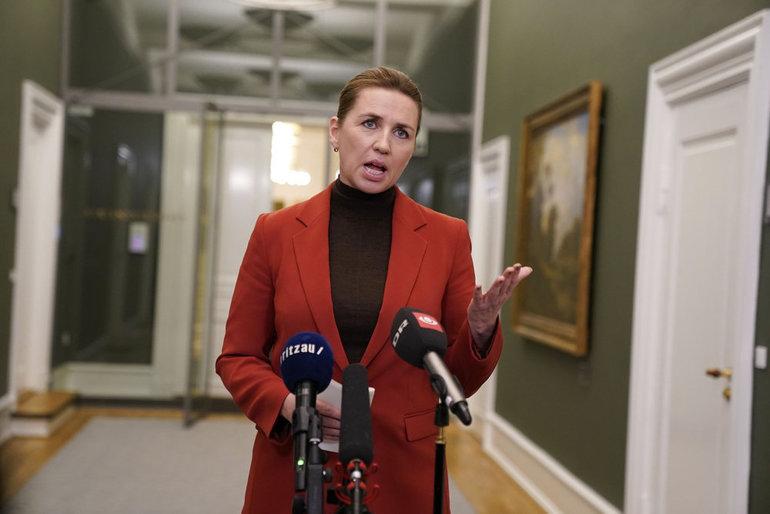 Mette Frederiksen forhandler videre med syv partier