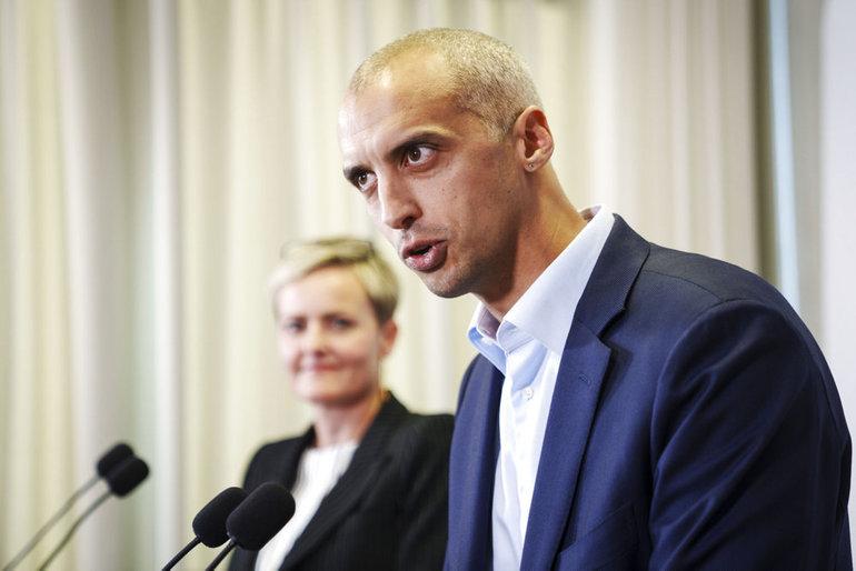 Tesfaye vil have mere papir og færre skærme i skolen