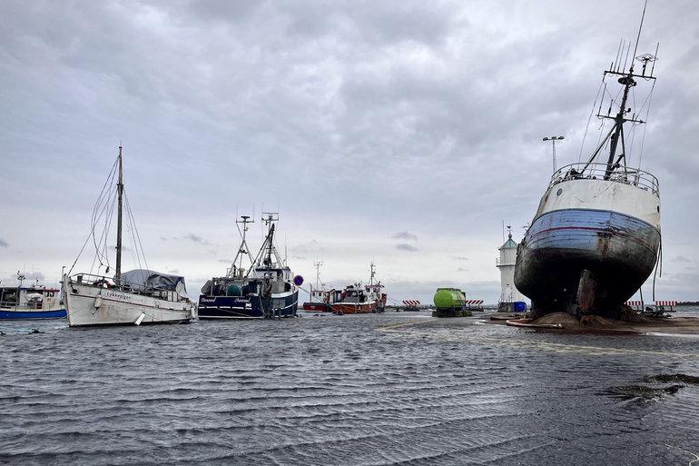 Færger risikerer skader i havn - nu sendes de i sikkerhed på havet