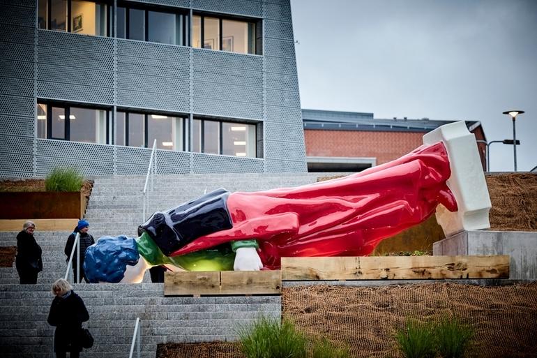 Otte meter væltet statue afsløret i Randers