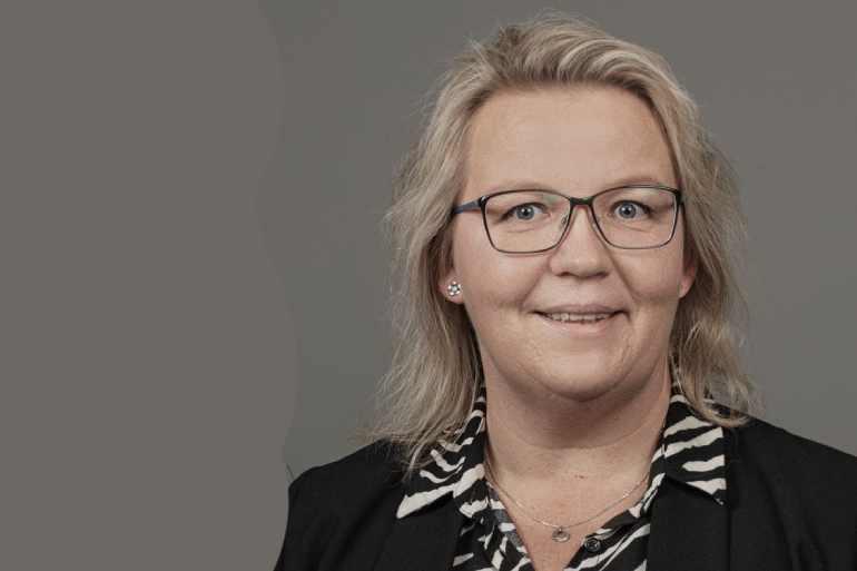 Udvalgsformand må stoppe - er blevet kæreste med direktøren