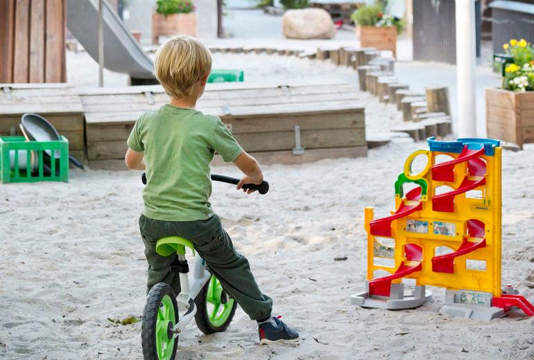 Forbud mod cykelhjelm i børnehave vækker debat