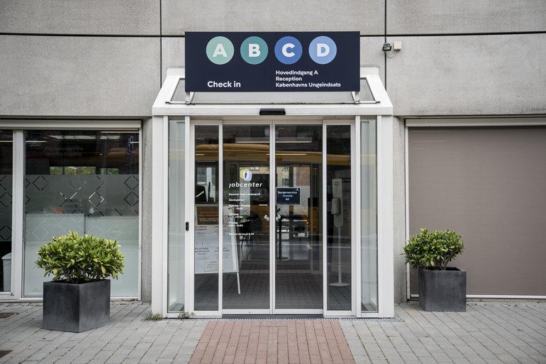 Arbejdsløshedskøen er skrumpet for første gang i mere end et år