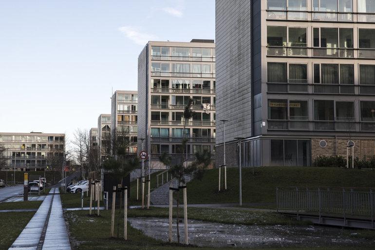 Fire anklaget for svindel i almen boligorganisation