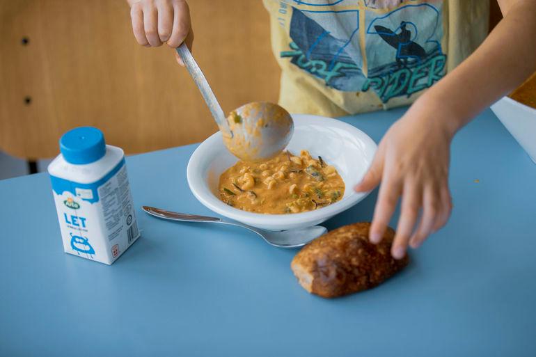 Så er der indgået aftale om forsøg med skolemad