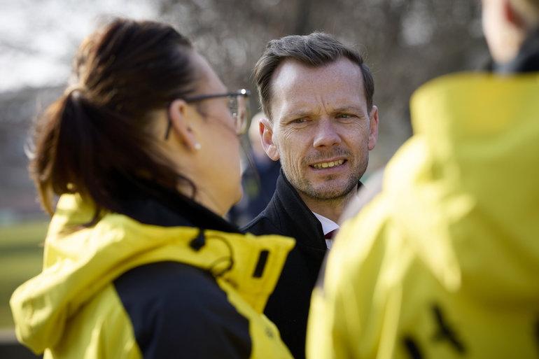 Minister vil sikre bedre beskyttelse til folkevalgtes familier