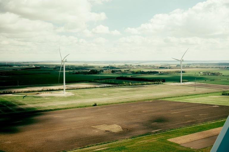 Udbygning af vindmøller og solceller på land går næsten i stå