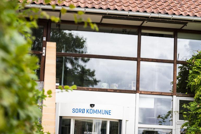 70-årig sigtet mand er fortsat indlagt efter politiets skud