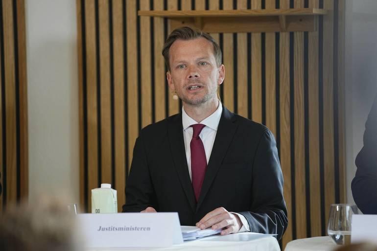 Regeringen vil skærpe straf for vold og trusler mod offentlige ansatte 
