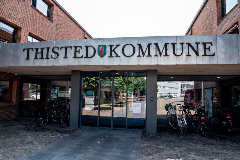Ukendt gerningsmand satte ild til Thisted Rådhus i nat