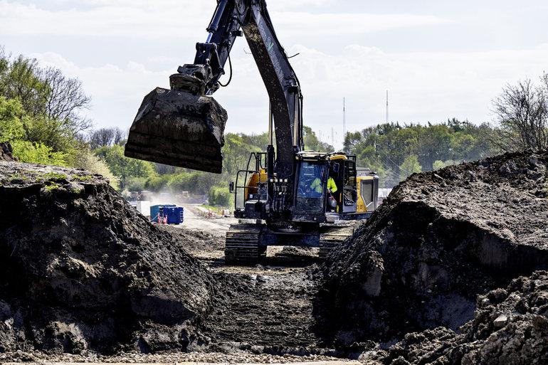 Halvandet år efter jordskred genåbnes landevej syd for Randers