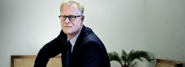 Holst giver efter og giver adgang til private mails