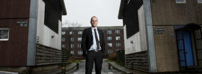 KV17: Hvor S sidder sikkert i sadlen, knap så sikkert og slet ikke 