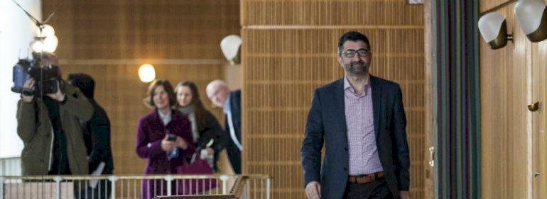 Simsek: Efternavne må ikke udelukke folk fra forældremøder