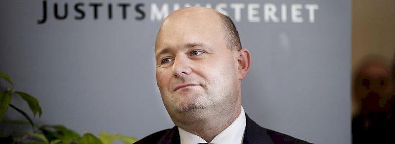 Pape vil erstatte en mørklægningsparagraf med to andre