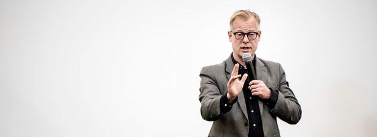 Tidligere forsvarsminister Carl Holst stopper i politik